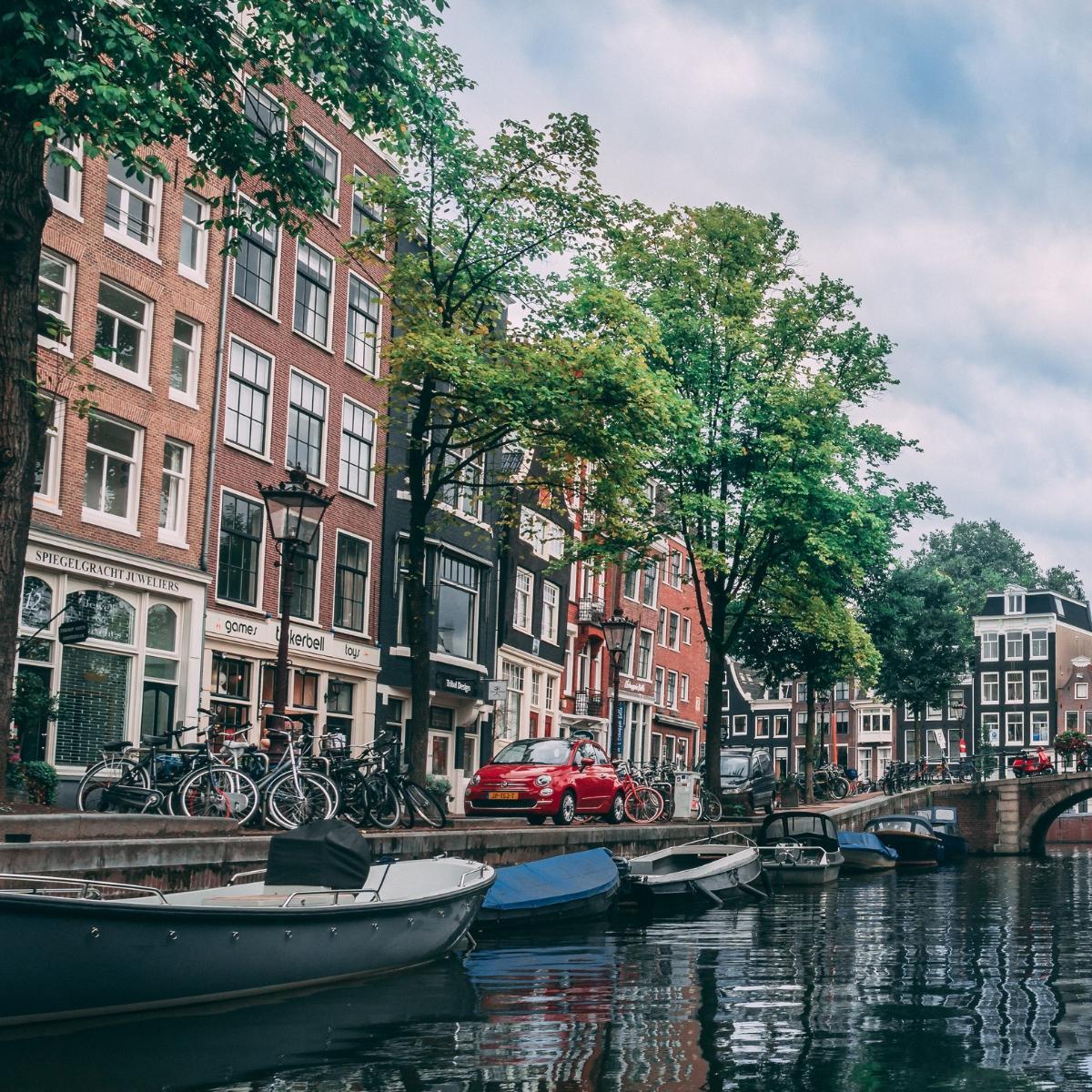 Parkeren langs de gracht Amsterdam zuidoost Parkeren langs de gracht Amsterdam zuidoost