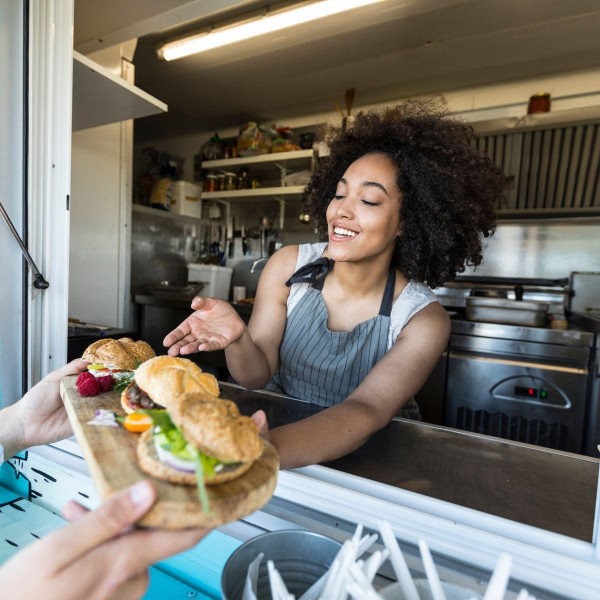 Foodtruck op markt in Amsterdam zuidoost Foodtruck op markt in Amsterdam zuidoost
